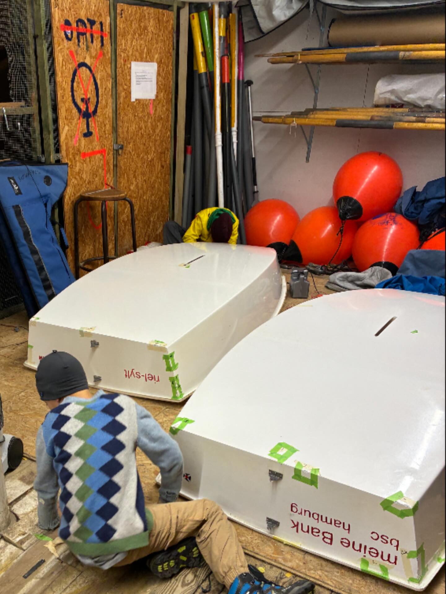 Segel ist weitest gehend vorbei und das Winterprogramm startet.
zunächst mit einer Bestandsaufnahme der kleinen und größeren Schäden an den Optis. Doch keine Sorge, es wird nicht nur gearbeitet werden. Auch lustige Sachen, unter anderm Plätzchen backen, Schlittschuh laufen oder Jugend Kocht stehen auf dem Plan.

#optisegeln