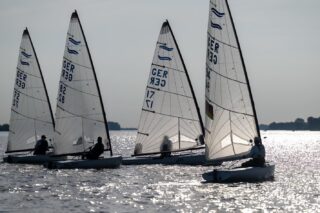 Beachfinn Juni Battle. Bei phantastischem Sonnenschein gingen erst die Finns und dann Europes und ILCAs an den Start.
Nach dem Eisessen in Wedel, sind die Optis auch aufs Mühlo gekommen.

Foto @segel_foto