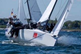 Am Wochenende startete die Junioren-Bundesliga! ⛵️🔥

Mit am Start: Willy, Leon, Jenne und Timmi.
Nach zwei Tagen bei absoluten Traumbedingungen haben wir das Podium denkbar knapp verpasst – im letzten Rennen fehlten uns gerade einmal 5 cm an der Ziellinie.

Am Ende steht ein starker 4. Platz und ein rundum gelungenes Wochenende auf dem Wasser. Wir sind heiß auf mehr! 💪.

 (C) 📸 Sven Jürgensen