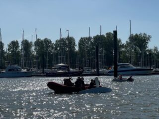 Gestern waren wir mit dem Opti-Anfängerkurs im Yachthafen Wedel segeln. Das Wetter war top und der Wind hat auch perfekt mitgespielt. Die Kleinen haben sich richtig wacker geschlagen und konnten viele neue Erfahrungen auf dem Wasser sammeln. Hat Spaß gemacht zu sehen, wie schnell alle Fortschritte machen.

Wenn du auch Interesse hast, melde dich bei training@bsc-hamburg.de. #blankenese #yachthafen #optimist #wassersport #segeln