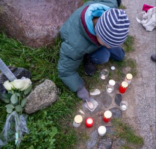 Morgen ist der 9. November. Zum gedenkt der Opfer des Naziterrors wurden schon gestern in Blankenese die Stolpersteine geputzt. Alle, die Vereine, die Schulen, die Freiwillige Feuerwehr waren dabei. Die Jugend des BSC hat „ihren“ Stolperstein, den für Julius Asch, poliert, Blumen niedergelegt und Lichter entzündet. Wieder sehr bewegende Momente.

#niewiederistjetzt #stolpersteineputzen