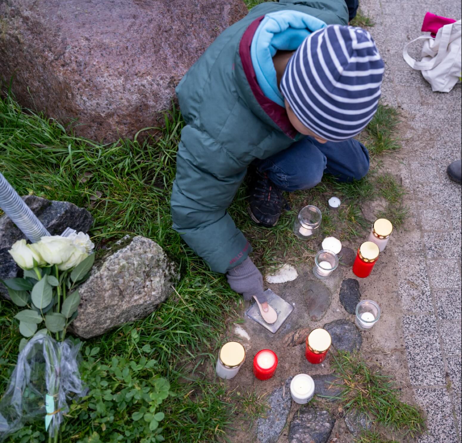 Morgen ist der 9. November. Zum gedenkt der Opfer des Naziterrors wurden schon gestern in Blankenese die Stolpersteine geputzt. Alle, die Vereine, die Schulen, die Freiwillige Feuerwehr waren dabei. Die Jugend des BSC hat „ihren“ Stolperstein, den für Julius Asch, poliert, Blumen niedergelegt und Lichter entzündet. Wieder sehr bewegende Momente.

#niewiederistjetzt #stolpersteineputzen