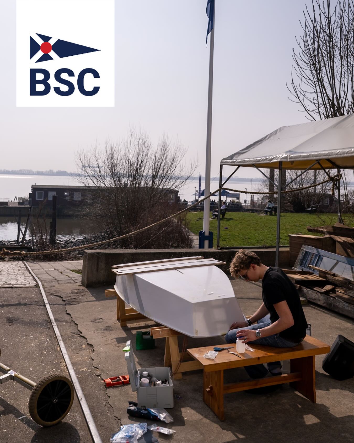 Die Saison steht vor der Tür, der erste Frühling kommt. Im Bootshaus führt unser FSJler Reparaturen an den Optis durch. Vielen Dank, für deinen Einsatz!

#freiwilligendienstehamburg #optisegeln 

Foto @segel_foto