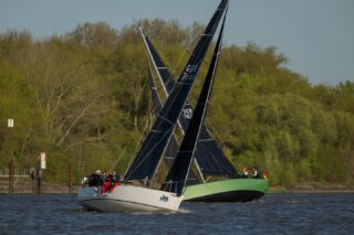 Das erste Mi-Segeltraining der Saison 2026 ist gelaufen. Auflaufendes Wasser und 12-14 kn aus West bildeten zusammen mit der tief stehenden Sonne eine herrliche Bühne für die 26 gemeldeten Boote.

@elbesupersailing 

Fotos @segel_foto