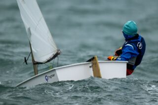 Um dem Wetter zu entfliehen, sind wir mit 15 Kids in IlCA und Opti ins gemeinsam Trainingslager, mit unseren Nachbarn vom @muehlenberger_segel_club nach Hyeres gefahren.

Der erste Tag war ziemlich windig, nass und kalt. Tag zwei war vormittags zwar flau, aber trocken. Am Nachmittag setzte sich segelbarer Wind durch.

Fotos @segel_foto