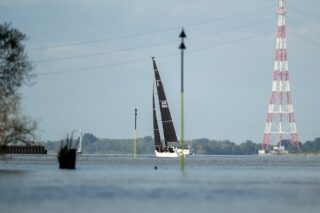Senatspreis der Elbe. Obwohl der Wind kaum  segelbar war, hat die Wettfahrtleitung das Rennen gestartet. Ein Versuch ist es immer wert. Die großen Yachten im ersten Start und ein paar leichten ist es auch gelungen sich gegen die Tiede durchzusetzen, von fairen Bedingungen konnte man aber nicht wirklich sprechen. Konsequent würde das Rennen dann auch abgebrochen. Vielen Dank ab die Wettfahrtleitung und Ihr Team. 

@asv.hamburg 

Fotos @segel_foto
