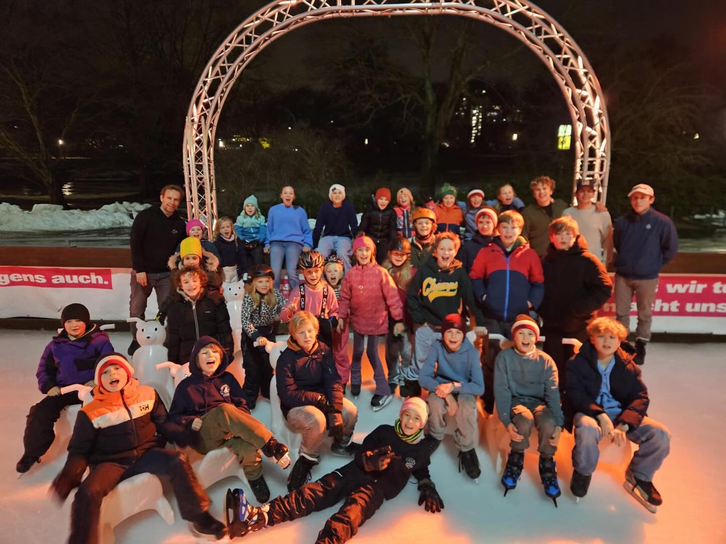 Unsere Optimisten waren letzten Donnerstag gemeinsam Schlittschuh laufen. Mit rund 40 Personen ging es zu Blanten & Blom – dieses Mal waren sie auf gefrorenem Wasser unterwegs.
Die Stimmung war sehr gut, alle waren motiviert dabei und alle haben sich super geschlagen.

Ein gelungener Start in die neue Segelsaison.  #segeln #dodv #blantenunblomen #blankenesersegelclub #winterprogramm