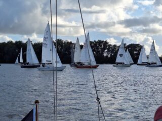 Mi Segeln: 48 Boote auf der  Bahn, 107 Teilnehmer in der Hafenkneipe, sensationell! Am Wochenende geht es weiter bei der
@elbesupersailing mit der Pagen Regatta des SCOE.

Foto Mi-Segeln