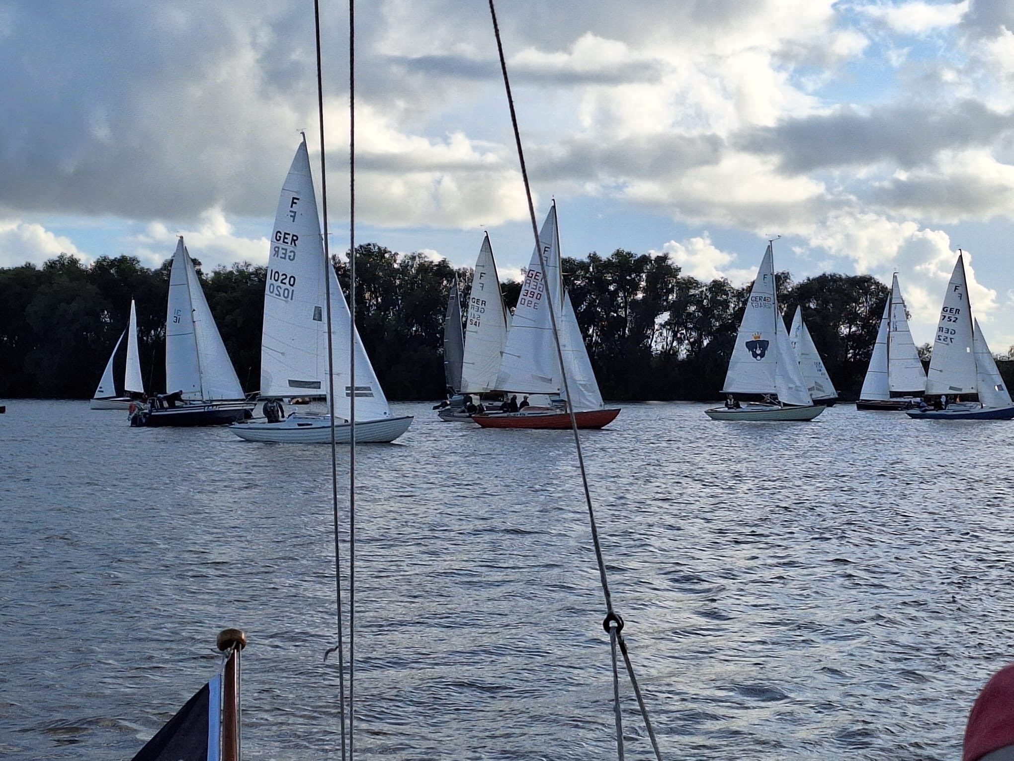 Mi Segeln: 48 Boote auf der  Bahn, 107 Teilnehmer in der Hafenkneipe, sensationell! Am Wochenende geht es weiter bei der
@elbesupersailing mit der Pagen Regatta des SCOE.

Foto Mi-Segeln