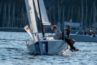 Was für ein Auftakt in die Bundesliga Saison 2026! 🔥 

Ein Wochenende voller Action in Starnberg liegt hinter uns, mit allem, was dazugehört: drehender Wind, absolute Flaute und Wetter von 23 Grad bis Hagel. Anspruchsvoller hätte es kaum sein können. 

Am Ende steht Platz 11 und vor allem ein Wochenende, aus dem wir richtig viel mitnehmen. Wir haben gekämpft, hatten Spaß auf dem Wasser und wissen genau, wo noch Potenzial steckt. 

Jetzt heißt es: weiterarbeiten, weiter pushen und ins 2 Wochen noch stärker zurückkommen 💪.