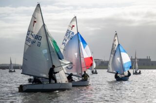 Eher schwachwindig mit Sonne, also deutlich anders als am Vortag war es am Sonntag bei der Hamburger Piratenmeisterschaft. Es konnten wieder drei Rennen gesegelt werden, so dass sechs Rennen in die Wertung eingehen. Titel geht an Helena Maas und Franz Rompeltien, SVWS, gefolgt von Claas und Julius Hülsen, BSC, sowie  von Anne Wiese und Philipp Buhr, SVB. Vielen Dank an die Wettfahrtleitung und Ihr Team.

Fotos @segel_foto 

@piratenkv