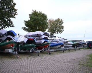 BSC Herbsttraing, endlich geht es los zum Gardasee. Optimisten, ILCAs, Piraten, WASZP und eine J70 kommen mit. Mehr als 60 Seglerinnen und Segler mit ihren Trainer*innen sind dabei. @cvt.official @bsc_ilca @bsc_junioren 

#optisegeln