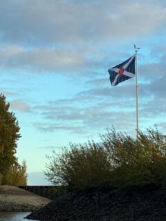 Die alten 10 m Flaggenmasten vom Bullen sind aufgearbeitet worden und stehen jetzt bei uns auf der Hafenmole! Ein beeindruckendes Bild.