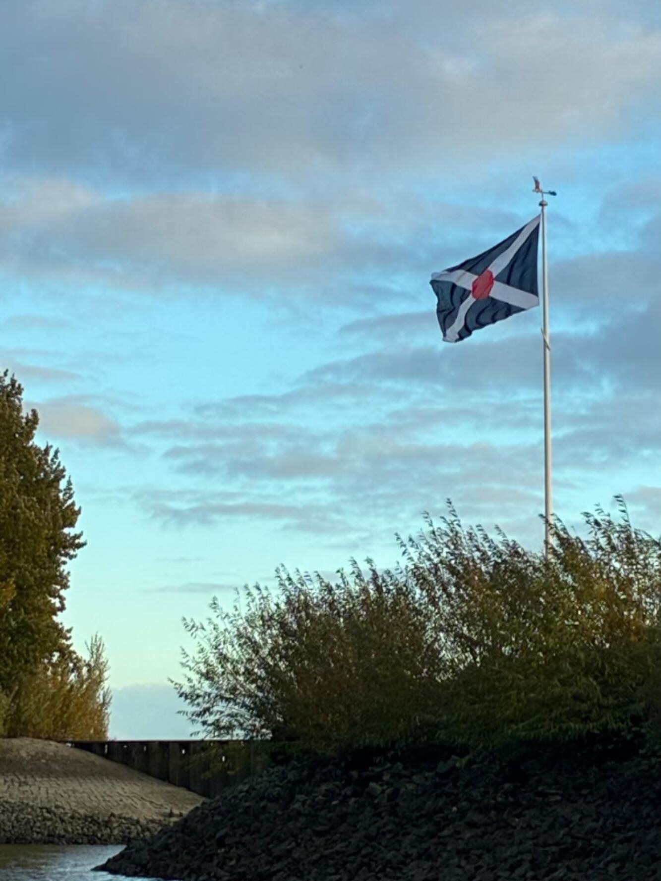 Die alten 10 m Flaggenmasten vom Bullen sind aufgearbeitet worden und stehen jetzt bei uns auf der Hafenmole! Ein beeindruckendes Bild.