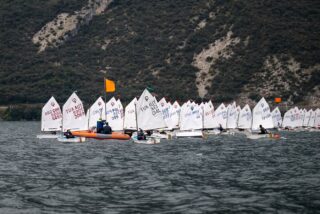 Halloween Cup Optiregatta beim Circolo Vela Torbole. Tag 1 bringt bei schwachem Wind und leider nur ein Rennen. Paul legt mit einem 2. Platz gleich ordentlich vor.
Nach dem Segeln gibt es Pasta Party und eine Zaubershow.

fotos @segel_foto 
@cvt.official 
@dodv_e.v 
#optisegeln