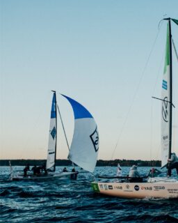 Nach Tag 1 des Finales und leider nur 2 Flights liegen wir nach einem 3.Platz und einem 1. Platz auf Rang Nummer 2. Wir hoffen heute auf mehr Flights und halten euch auf dem Laufenden. 

Drückt uns weiterhin die Daumen!
📸: DSBL/Sailing Energy 
Euer Ligateam