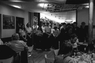 Am letzten Freitag haben unsere größerenJugendlichen auf dem BSC-Ponton ein großartiges 4-Gänge-Menü gezaubert! Von einer leckeren Suppe über frischen Salat bis hin zu Beef Wellington und einem schokoladigen Brownie – alles mit viel Liebe zubereitet. Der gesamte Erlös, der dabei zusammengekommen ist, fließt in die Jugendkasse und wird für einen tollen Ausflug mit den Jugendlichen verwendet. Ein riesiges Dankeschön an alle, die mitgemacht haben!