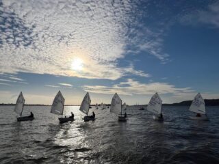 Unsere Optis sind wieder voll dabei und wir sind viel auf dem Wasser unterwegs. Das gute Wetter wird natürlich direkt genutzt.
Diese Segelgruppe ist seit einem Jahr dabei und man sieht schon deutliche Fortschritte.
Wenn du auch Bock auf Opti-Segeln hast, melde dich gerne unter
training@bsc-hamburg.de  #blankenese #opti #segelclub #nachwuchs #elbe