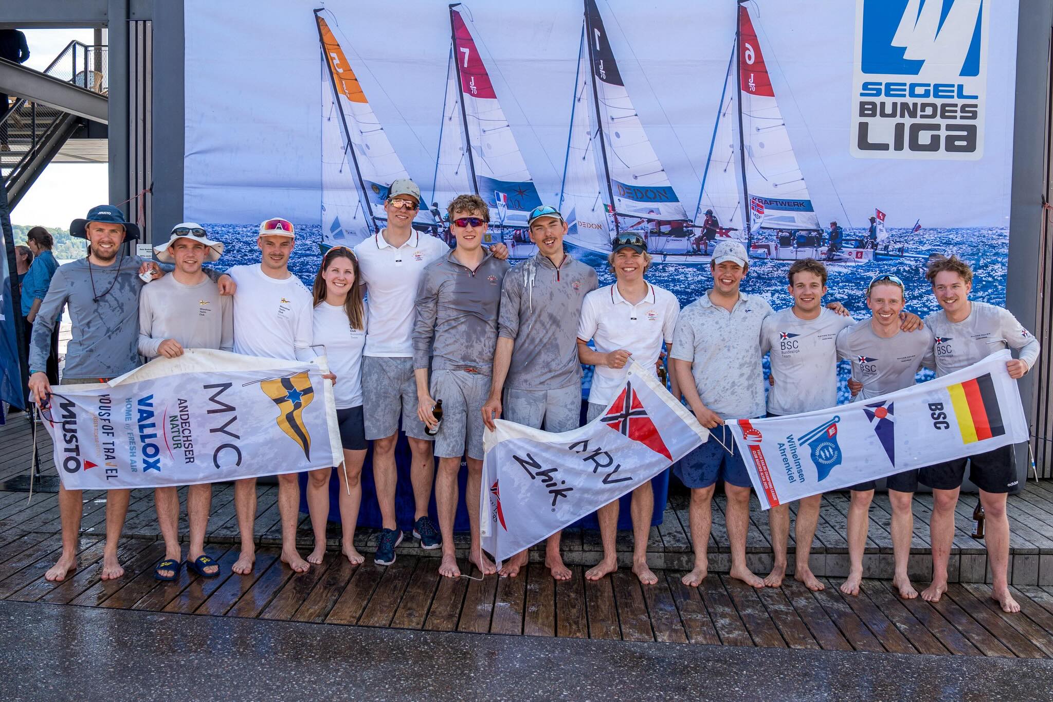 🥉🏆 Podium beim 2. Spieltag der Segelbundesliga in Starnberg!

Mit dabei: Willy, Paul, Jonathan und Jenne

Bei bestem Wetter und fast komplett ohne Wind konnten wir nur am Freitag aufs Wasser. Umso mehr freuen wir uns über das Ergebnis!

Der BYC hat ein super Event auf die Beine gestellt, vielen Dank dafür! Wir freuen uns jetzt schon auf den nächsten Spieltag in Kiel💪. 

📸Credit: DSBL