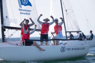 🥉 3. Platz bei der Kieler Woche 2026! ⛵️

Mit dem 3. Platz in der J/70 nehmen wir (Willy, Paul, Jonathan & Jenne) ein super Ergebnis mit nach Hause.

Bei leichtem Wind, bestem Wetter und anspruchsvollen Rennen war die KIWO ein absolutes Saison Highlight. Es hat riesigen Spaß gemacht, sich mit so einem starken Teilnehmerfeld zu messen und am Ende zu sehen, dass sich das ganze Training auszahlt.

Vielen Dank an die Wettfahrtleitung und alle, die uns unterstützt und angefeuert haben. Wir freuen uns schon auf die nächsten Regatten! 💙

📷 @christianbeeck.de