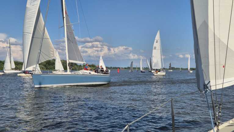 39 Boote beim Mittwochssegeln und Après Sail im Hamburger Yachthafen