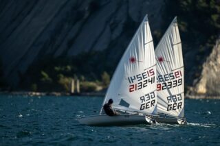 Mit Optis, ILCA und Piraten eine Woche Trainingslager am Gardasee. 

Fotos @segel-foto.de
